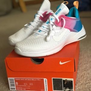 Women’s Nike air max training gym shoes- white